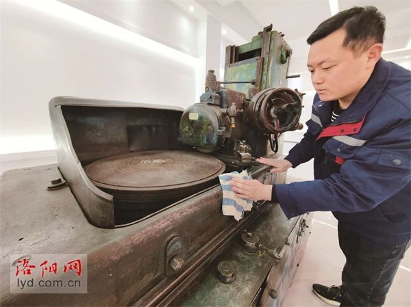 “洛陽軸承”這么牛，這臺(tái)“63歲”磨床有一份功